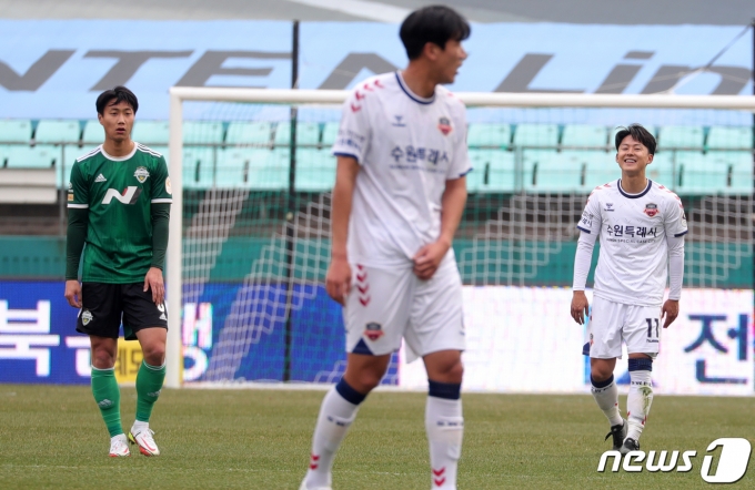 19일 전북 전주시 전주월드컵경기장에서 열린 K리그1 하나원큐 개막전 전북현대와 수원FC의 경기 모습. 같은 그라운드에서 경기 펼치는 백승호(왼쪽)와 이승우(오른쪽). 2022.2.19/뉴스1 © News1 유경석 기자