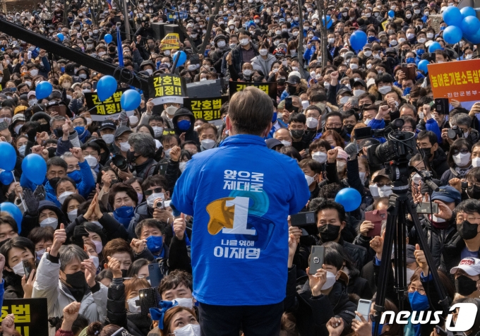 이재명 더불어민주당 대선 후보가 공식 선거운동 첫 주말을 맞은 19일 오후 전북 전주시 전북대학교 구정문 앞에서 열린 '새로운 전북의 미래, 균형발전의 중심 전북!' 집중 유세에서 지지를 호소하고 있다. 2022.2.19/뉴스1 © News1 오대일 기자