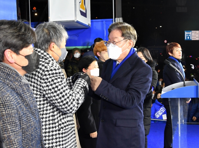 이은미의 신곡 작사가가 이재명 더불어민주당 대선후보라는 사실이 알려졌다. 사진은 이재명 더불어민주당 대선후보가 지난 16일 잠실 새내역 집중유세에서 찬조연설을 한 가수 이은미와 인사하고 있다./사진=뉴스1