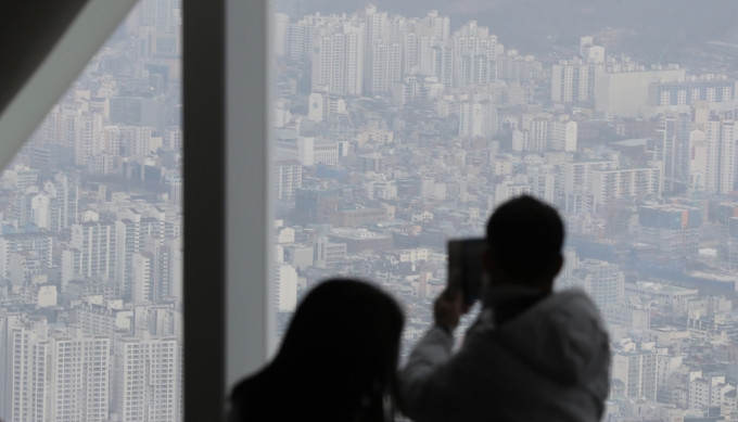 서민의 주거사다리 역할을 하는 '보금자리론'의 최고금리가 4%에 육박했다. 사진은 서울 송파구 롯데월드타워 전망대 서울스카이에서 바라본 아파트 단지의 모습./사진=뉴스1