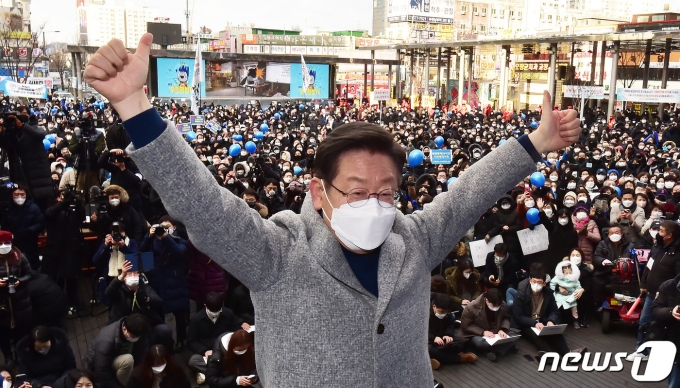 제20대 대선이 15일 앞으로 다가온 22일 이재명 더불어민주당 대선 후보와 정세균 전 국무총리가 경기도 부천시 심곡동 부천역 북광장(마루광장)에서 '경기도를 넘어 전세계가 부러워하는 대한민국 만들겠습니다!' 부천 유세를 하고 있다. 2022.2.22/뉴스1 © News1 국회사진취재단