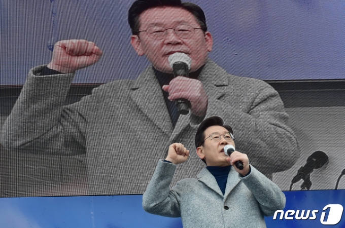 제20대 대선이 15일 앞으로 다가온 22일 이재명 더불어민주당 대선 후보와 정세균 전 국무총리가 경기도 부천시 심곡동 부천역 북광장(마루광장)에서 '경기도를 넘어 전세계가 부러워하는 대한민국 만들겠습니다!' 부천 유세를 하고 있다. 2022.2.22/뉴스1 © News1 국회사진취재단