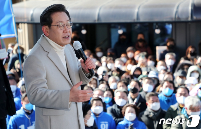 이재명 더불어민주당 대선후보가 23일 충남 당진시 당신어시장에서 가진 '서해안의 중심도시 당진, 이재명이 만들겠습니다!' 유세에서 지지를 호소하고 있다. 2022.2.23/뉴스1 © News1 오대일 기자