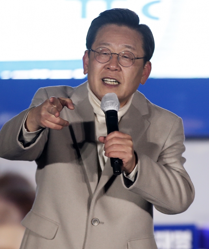  뼱ĺ ڽ SNS ûо 32 ϰ 2~3뿡   ֵ ϰڴٰ  ߴ. ûо   ȯ ھ׿ 100% ҵ Ѵٰ . /=1