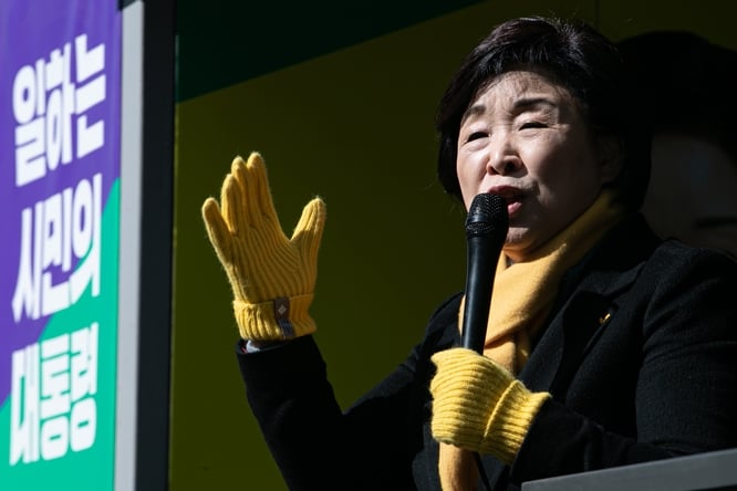 24일 오전 심상정 정의당 대선 후보가 최근 이재명 더불어민주당 대선 후보가 '심 후보는 민주당에 가혹하고 국민의힘에 관대하다'고 말한 것에 대해 "이 후보나 윤석열 국민의힘 후보 편들어주러 나온 사람 아니다"라고 강조했다. 사진은 심 후보가 지난 23일 서울 마포구 망원시장 앞에서 지지를 호소하는 모습. /사진=뉴스1