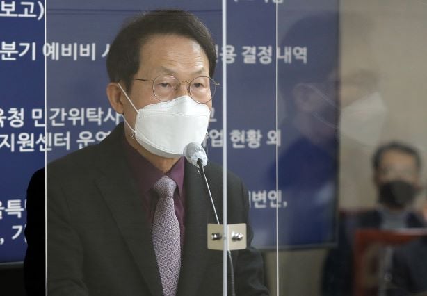 해직교사 부당 특별채용 혐의로 재판을 받고 있는 조희연 서울시교육감의 비서실장 A씨가 교육청으로부터 정직 2개월 징계를 받았다. 사진은 지난 9일 서울시의회에 출석해 업무보고하는 조 교육감. /사진=뉴스1