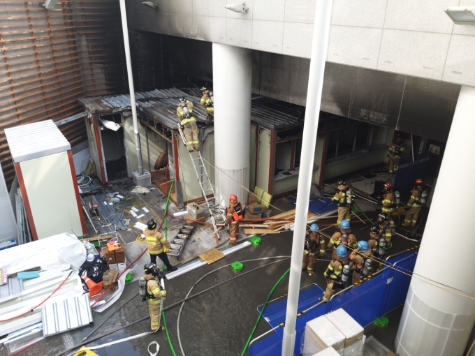 인천공항 제2터미널에서 화재가 발생해 소방 당국이 진화 작업을 벌였다. 화재로 발생한 연기를 들이마신 3명이 병원에서 치료를 받고 있으며 일부 항공편 운항 시간이 조정됐다. /사진=뉴스1(인천소방본부 제공)