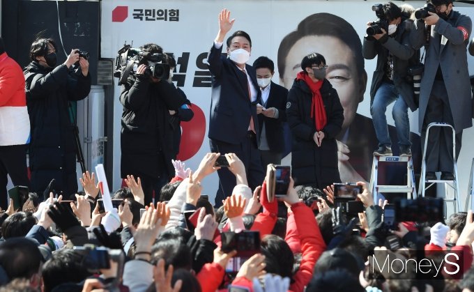 [머니S포토] 수원 집중유세 나선 윤석열 대선후보