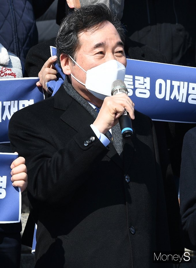 [머니S포토] 10만 소상공·자영업 이재명 지지언선 관련 발언하는 이낙연 총괄