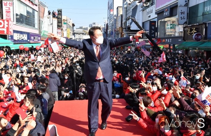 [머니S포토] 이재명 안방 수원 공략 나선 윤석열