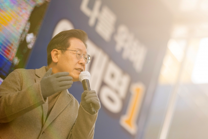 24일 이재명 더불어민주당 대선 후보가 러시아의 우크라이나 전면 침공에 대응해 긴급 회의를 개최한다. 사진은 강원 원주시 중앙로 문화의거리에서 유세하는 이 후보. /사진=뉴스1