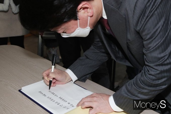 [머니S포토] 안창호기념관 방명록 작성하는 '안철수'