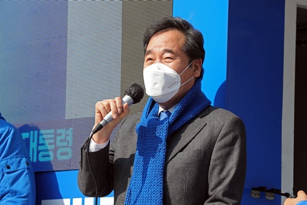 25일 이낙연 더불어민주당 총괄선대위원장이 이재명 당 대선 후보가 아시아나항공의 거점공항을 무안국제공항으로 삼자고 말한 데 입장을 밝혔다. 사진은 이날 전남 무안군 불무공원에서 이재명 당 후보 지원 유세를 하는 이 위원장. /사진=뉴스1