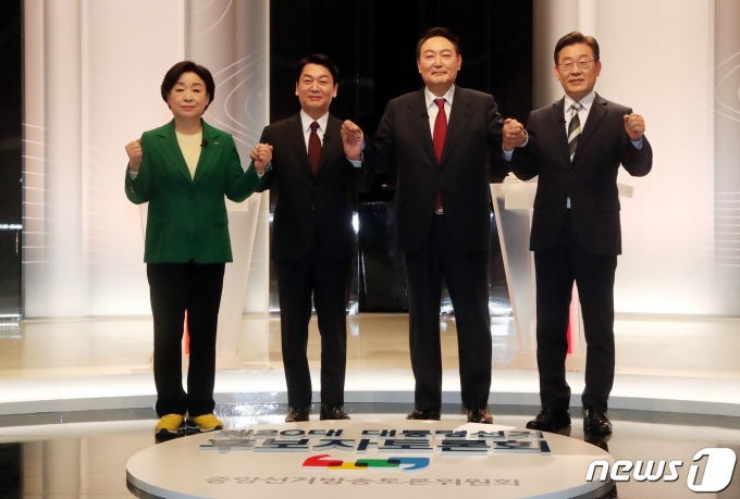 25일 서울 마포구 상암동 SBS스튜디오에서 열린 중앙선거방송토론위원회 주관 제20대 대통령선거 후보 초청 2차 법정 TV 토론회에서 대선 후보들이 손을 맞잡고 선전을 다짐하고 있다. 왼쪽부터 정의당 심상정, 국민의당, 안철수, 국민의힘 윤석열, 더불어민주당 이재명 대선 후보. 2022.2.25/뉴스1 © News1 국회사진취재단