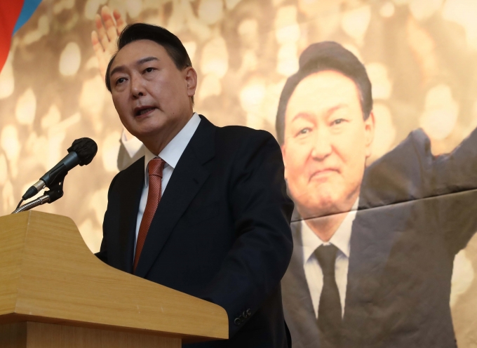 윤석열 국민의힘 대선 후보가 자영업자 손실보상을 확대한다는 공약을 내걸었다. 사진은 윤석열 국민의힘 대선 후보가 지난 24일 서울 여의도 국회도서관에서 열린 ‘여야 전직 국회의장-국회의원 윤석열 후보 지지 선언' 행사에서 발언하고 있는 모습. /사진=뉴시스