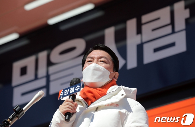 안철수 국민의당 대선후보가 27일 오후 전남 순천시 아랫장에서 유세를 갖고 지지를 호소하고 있다. 2022.2.27/뉴스1 © News1 구윤성 기자