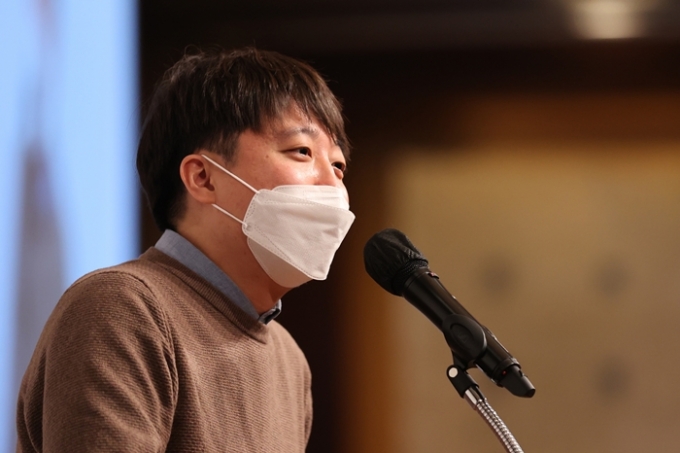 이준석 국민의힘 대표가 '야권 후보 단일화' 불발에 후보의 경쟁력이 충분하다며 자신감 있는 태도를 보였다. 사진은 지난 25일 서울 중구에서 열린 대한간호협회 대의원총회에 참석한 이 대표의 모습. /사진=뉴스1
