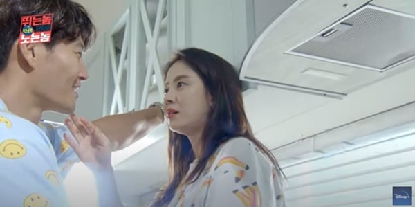 국민 MC 유재석이 지난 27일 SBS 주말 예능프로그램 '런닝맨'에서 가수 김종국과 배우 송지효의 러브라인을 부추겼다. 사진은 송지효(왼쪽)와 김종국이 러브신을 찍은 유튜브 채널 '디즈니플러스'의 '런닝맨·뛰는 넘 위에 노는 놈' 뮤직비디오 촬영 당시 장면. /사진=유튜브 채널 디즈니플러스 코리아 캡처