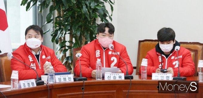 [머니S포토] 野 선대본부 회의, 발언하는 신승욱 청년보좌역