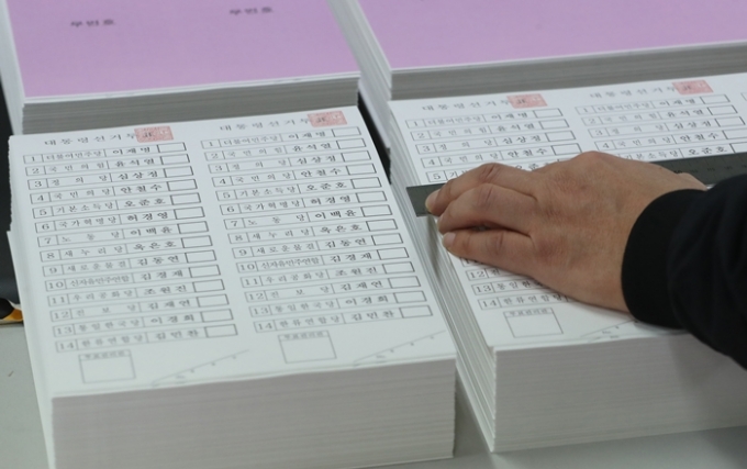 윤석열 국민의힘 대선 후보와 안철수 국민의당 대선 후보의 단일화가 끝내 결렬됐다. 사진은 28일 경기 안양시 한 인쇄소에서 관계자들이 인쇄된 제20대 대통령선거 투표용지를 검수하고 있다. /사진=뉴스1