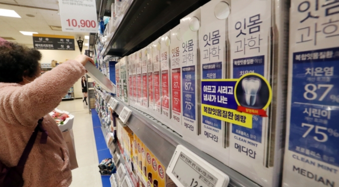 아모레퍼시픽이 1일부터 생활용품의 소비자가격을 인상한다. 사진은 서울의 한 대형마트에 아모레퍼식픽 치약이 진열돼 있는 모습. /사진=뉴스1