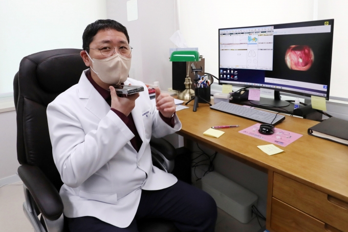 최근 소아청소년 확진자가 급증하면서 소아 확진자 증상에 대한 관심이 높아지고 있다. 지난달 28일 오전 '소아전용' 의료상담센터로 운영되고 있는 서울 서초구 연세곰돌이소아청소년과의원에서 송종근 원장이 코로나19 변이 오미크론 인후염 증상 비대면 진료 방법에 대해 설명하고 있다./사진=뉴시스