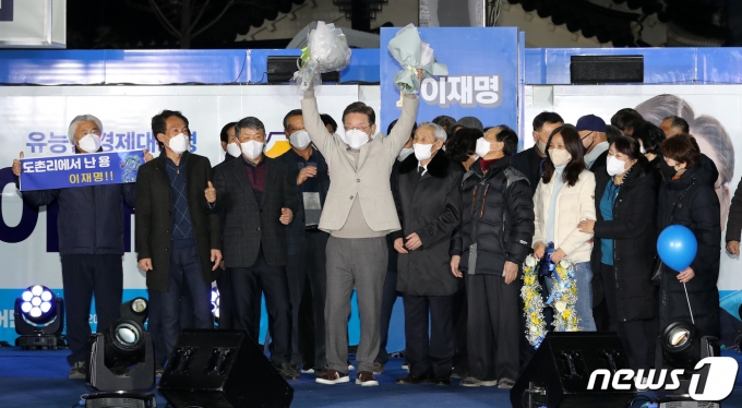 이재명 더불어민주당 대선 후보가 28일 저녁 경북 안동시 웅부공원에서 열린 '안동의 아들 이재명, 대통령으로 키웁시다' 안동 유세에서 부친 친구들에게 격려를 받고 있다. 2022.2.28/뉴스1 © News1 이동해 기자