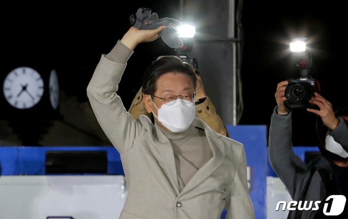 이재명 더불어민주당 대선 후보가 28일 저녁 경북 안동시 웅부공원에서 열린 '안동의 아들 이재명, 대통령으로 키웁시다' 안동 유세에서 지지자와 시민들에게 인사하고 있다. 2022.2.28/뉴스1 © News1 이동해 기자