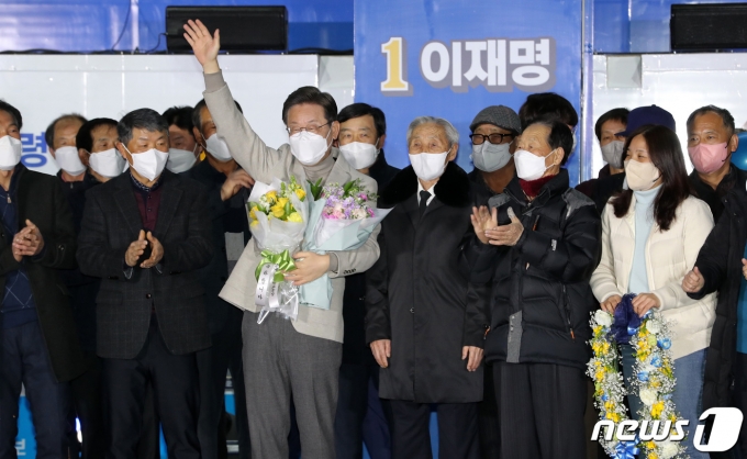 이재명 더불어민주당 대선 후보가 28일 저녁 경북 안동시 웅부공원에서 열린 '안동의 아들 이재명, 대통령으로 키웁시다' 안동 유세에서 부친 친구들에게 격려를 받고 있다. 2022.2.28/뉴스1 © News1 이동해 기자