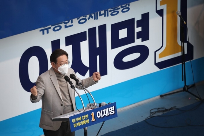 이재명 더불어민주당 대선후보는 1일 외국인 투자기업과 만나 경제 대통령 행보를 이어간다. 사진은 이 후보가 지난달 28일 경북 구미시 구미역 광장에서 유세하는 모습. /사진=뉴스1