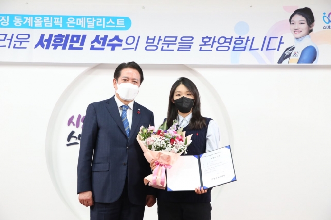 베이징 동계올림픽 은메달리스트 서휘민 선수(오른쪽)가 지난달 28일 안양시청을 방문해 최대호 안양시장을 만나 기념사진을 촬영하고 있다. /사진=안양시