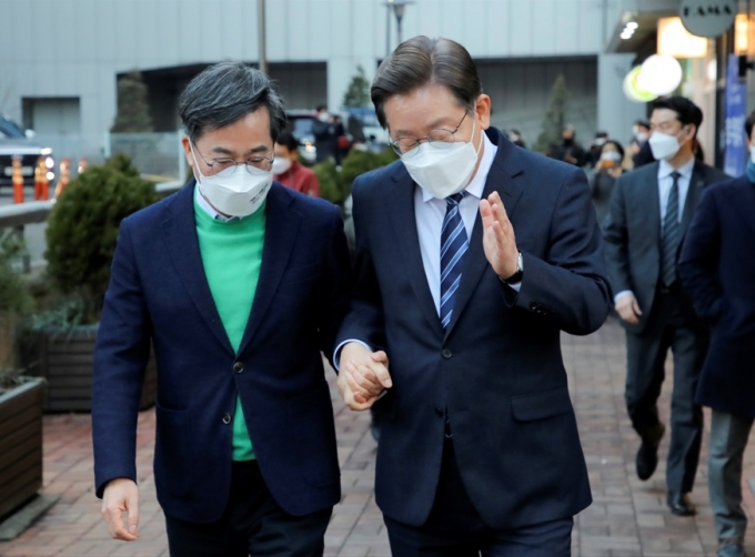 이재명(오른쪽) 더불어민주당 대선후보와 김동연 새로운물결 대선후보가 1일 서울 마포구의 한 카페에서 대화를 마치고 함께 발걸음을 옮기고 있다./사진=뉴스1