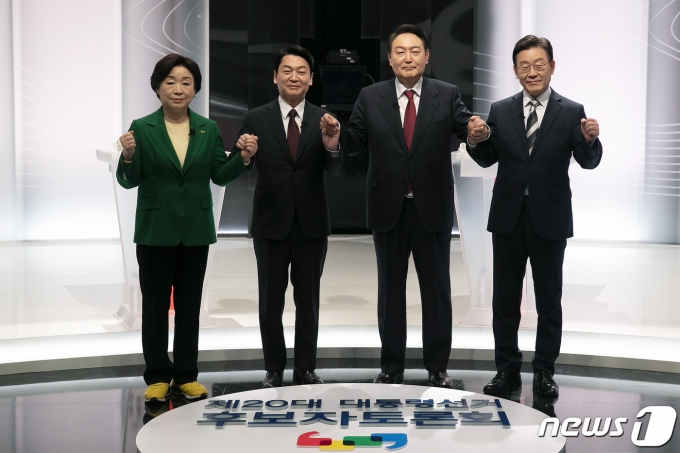 25일 서울 마포구 상암동 SBS스튜디오에서 열린 중앙선거방송토론위원회 주관 제20대 대통령선거 후보 초청 2차 법정 TV 토론회에서 대선 후보들이 기념촬영을 하고 있다. 왼쪽부터 정의당 심상정, 국민의당, 안철수, 국민의힘 윤석열, 더불어민주당 이재명 대선 후보. 2022.2.25/뉴스1 © News1 국회사진취재단