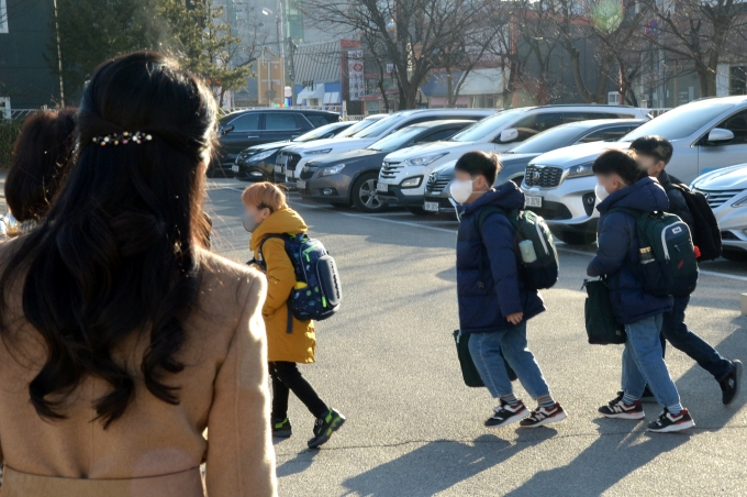 신종 코로나바이러스 감염증(코로나19) 오미크론 변이 바이러스 유행 속에서 2일 새 학기가 시작됐다. 이날 오전 충북 청주시 흥덕구 강서동 강서초등학교에서 학생들이 등교하고 있다./사진=뉴시스