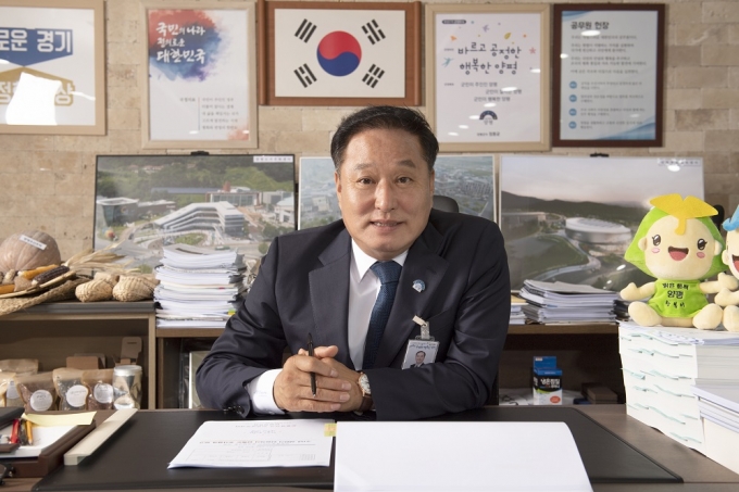 정동균 양평군수는 청정하고 아름다운 자연도시로, 다양한 힐링 자원을 통해 몸과 마음을 치유하는 최상의 안식처로서의 양평을 만들려 노력하고 있다고 밝혔다. / 사진=김동우 기자