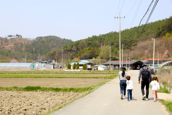 양평군은 군민들이 원하는 복지서비스 1위, 건강에 대한 관리 및 증진서비스로 건강한 사람은 건강을 지속적으로 관리·유지하고, 지원이 필요한 사람들은 회복할 수 있는 서비스를 지원하고 있다. 따라서 양평은 다양한 힐링자원과 건강시설의 통합운영을 통해 복지 사각지대를 해소하고, 지역 특성을 살린 그린·스포츠·헬스투어리즘과 지속적인 건강증진 방안을 모색하고 있다. 사진은 양평 물소리길 1코스, 문화유적길 모습. / 사진제공=양평군