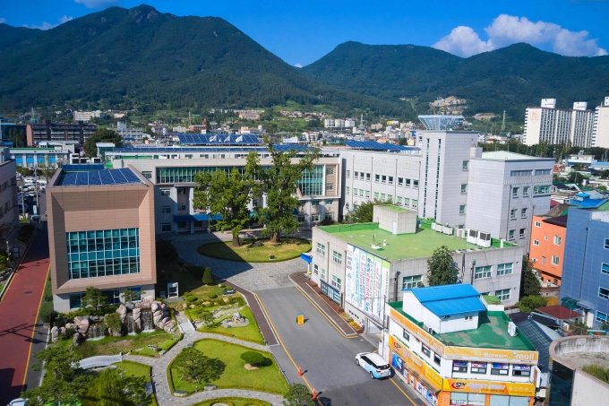 농림축산식품부의 '2022년 농업농촌 RE100 실증지원사업' 공모에서 화순군이 사업 대상지로 최종 선정됐다./화순군청 전경