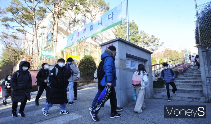 [머니S포토] 오미크론 확산 속 등교하는 학생들