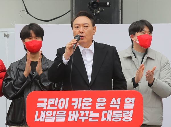 지난 1일 더불어민주당이 윤석열 국민이힘 대선 후보의 선거기간 행태를 비판했다. 사진은 지난 1일 서울 동작구 중앙대학교 병원 앞에서 유세하는 윤 후보. /사진=뉴스1