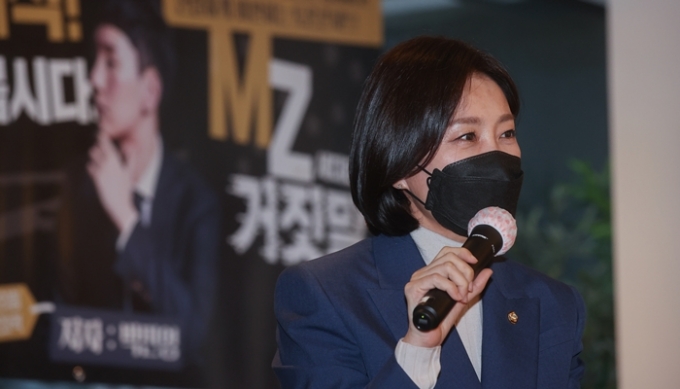 국민의힘이 김동연 새로운물결 대선 후보가 대선 후보직을 사퇴하고 이재명 더불어민주당 후보와의 단일화 발표에 대해 '더러운 물결에 합류하는 것'이라고 비난했다. 사진은 지난 1월 북 콘서트에서 축사하는 허은아 수석대변인의 모습. /사진=뉴시스