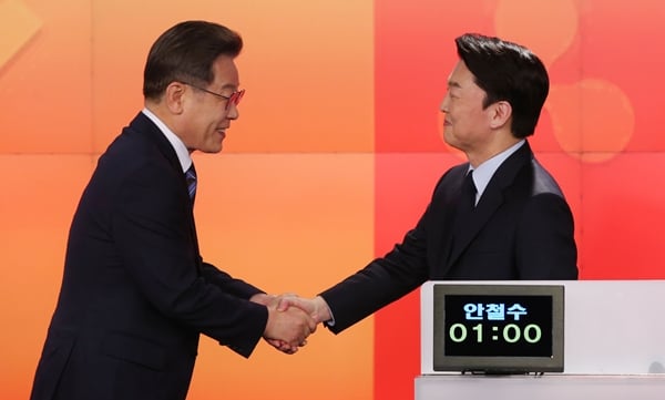 2일 우원식 더불어민주당 의원이 윤석열 국민의힘 후보와 안철수 국민의당 후보의 단일화는 끝났다고 말했다. 사진은 지난달 11일 서울 중구 매경미디어센터에서 인사하는 이 후보(왼쪽)와 안 후보. /사진=뉴스1