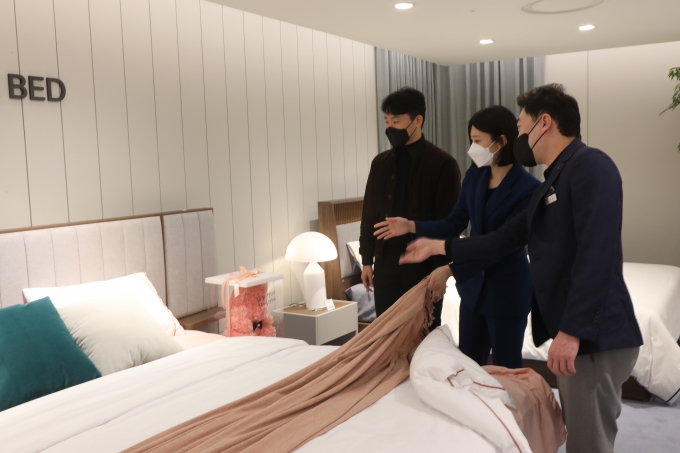 롯데백화점 광주점은 본격적인 봄 웨딩 시즌을 맞아 오는 3월 4일부터 13일까지  8층과 9층 각 가전·가구 본매장에서 혼수를 준비하는 예비부부를 위한 ‘2022 롯데웨딩위크’를 진행한다/사진=롯데쇼핑 제[공.