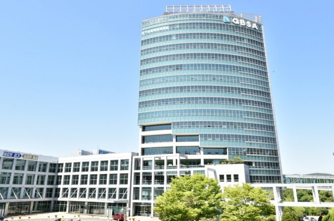 이천시와 경기도경제과학진흥원(이하 경과원)은 ‘2022년 이천시 중소기업 맞춤형 성장지원사업’에 참여할 기업 5개사를 오는 11일까지 모집한다고 2일 밝혔다. / 사진제공=경과원