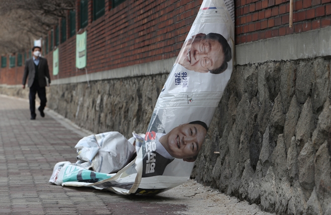제20대 대통령선거 벽보 훼손이 이어지는 가운데 중앙선관위가 공식 블로그를 통해 해당 범죄가 중범죄에 해당된다고 경고했다. 사진은 지난달 28일 서울 중구의 한 도로에 선거벽보가 훼손된 채 방치돼 있는 모습. /사진=뉴스1