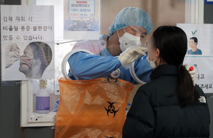 최근 신종 코로나바이러스 감염증(코로나19) 진단 검사량 증가로 확진 통보가 지연되는 상황이 빈번하게 발생하고 있다. 지난 1일 오전 중구 서울역 코로나19 선별진료소에서 한 시민이 PCR 검사를 받고 있다./사진=뉴스1 