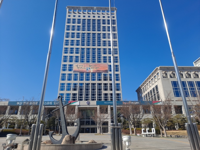 부산시 보건환경연구원은  ‘대기질 진단평가시스템’의 2021년 분석결과를 2일 발표했다. 결과에 따르면 작년 부산의 초미세먼지는 역대 최저로 나타났다. 사진은 부산시청 전경./사진=박비주안 기자