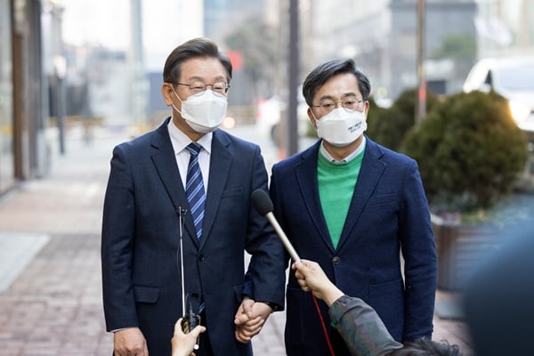 이재명 더불어민주당 대선 후보가 2일 김동연 전 새로운물결 대선 후보의 지지선언에 감사를 표했다. 사진은 지난 1일 서울 마포구 한 카페에서 회동을 마치고 나온 이 후보(왼쪽)와 김 전 후보. /사진=뉴스1