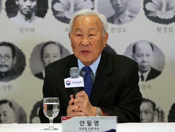 2일 문재인 대통령이 최근 미국에서 별세한 도산 안창호 선생의 막내 아들 안필영 선생의 유족에게 조전을 보내 애도를 표했다. 사진은 안필영 선생이 지난 2019년 4월 대한민국임시정부 수립 100주년을 맞아 방한한 모습. /사진=뉴스1