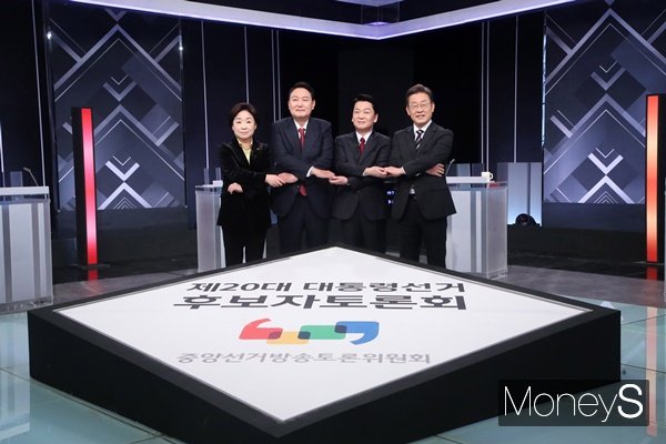 대선이 일주일 앞으로 다가온 2일 이재명(더불어민주당), 윤석열(국민의힘), 심상정(정의당), 안철수(국민의당) 후보가 서울 여의도 KBS 본관에서 열린 중앙선거관리위원회 주관 제20대 대통령선거 후보자 토론회 (3차 사회 분야)에 참석, 토론회 준비에 앞서 기념촬영을 갖고 있다. /사진=임한별 기자
