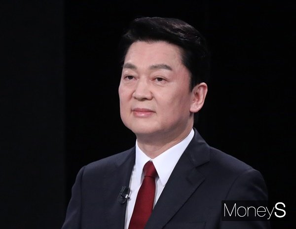 안철수 국민의당 대선 후보가 2일 제20대 대통령선거를 앞둔 마지막 TV토론 최종 발언을 통해 대통령의 자질에 대한 자신의 견해를 밝혔다. 사진은 이날 서울 영등포구 여의도동 KBS 본관에서 중앙선거관리위원회 주관으로 열린 마지막 TV 토론회에 참석한 안철수 국민의당 대선후보. /사진=임한별 기자